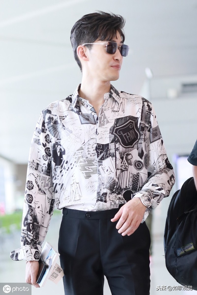 张翰现身机场,穿衬衫配西裤酷帅有型,演过"冷面寒枪俏罗成"