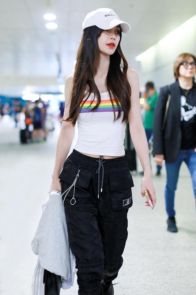 angelababy大胆秀"蚂蚁腰",短背心搭工装裤玩混搭,蛮腰紧致