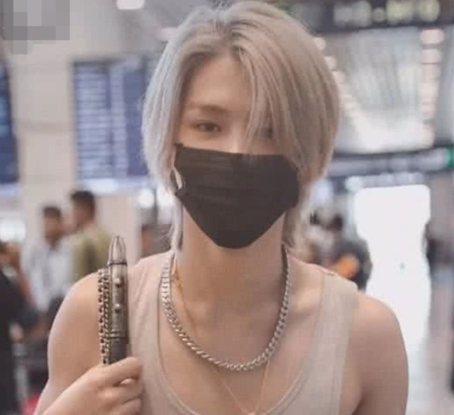 大佬黄明昊机场秀,暴露性感部位的纹身,赶紧擦擦迷妹的口水