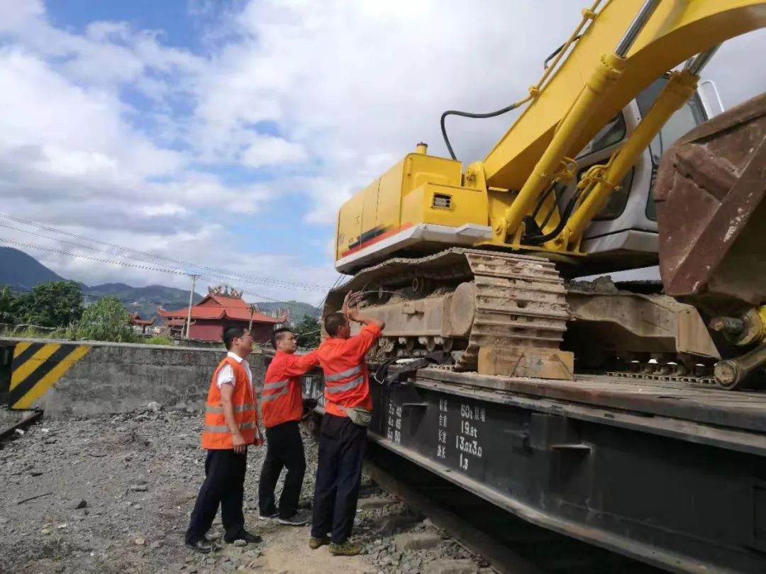 將同心協力奮戰在抗臺第一線守護鐵路安全圖片:福州車務段各車站編輯