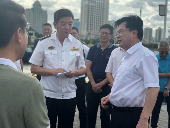 常委,厦门市委书记胡昌升与厦门海事局局长陈传全一同来到嵩屿避风坞