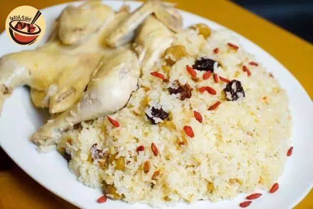 江米鸡是延边朝鲜族自治州地方特色美食的一种,制法是在江米里面放入