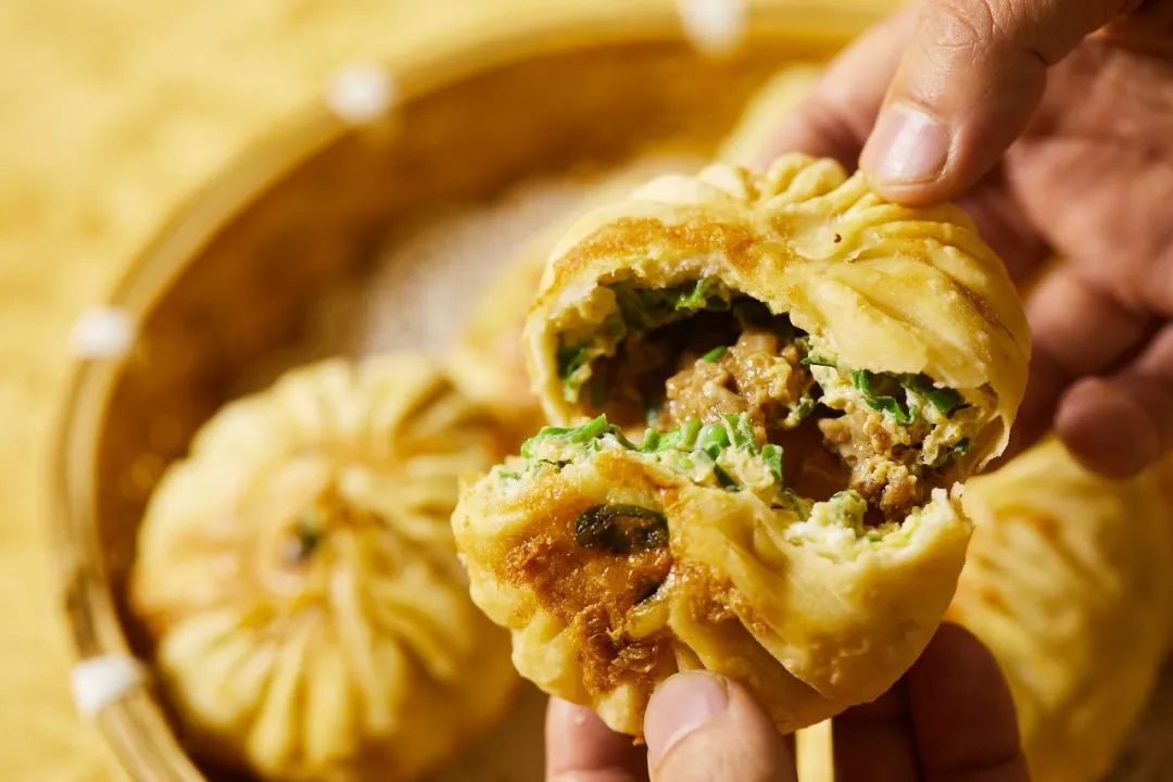 鸡子馃的馃皮薄得像纸一样,一口下去满是鸡蛋,肉,葱的混合香气,堪称