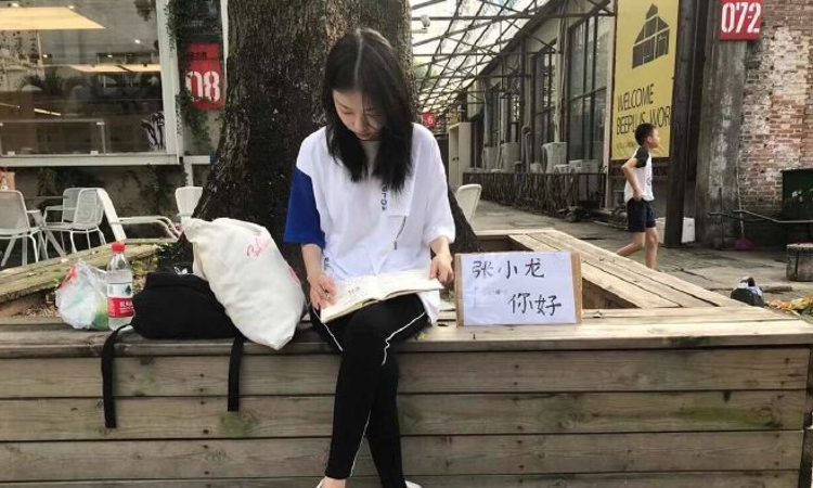 聋哑美女模特为梦想在微信大楼门口等张小龙第八天了