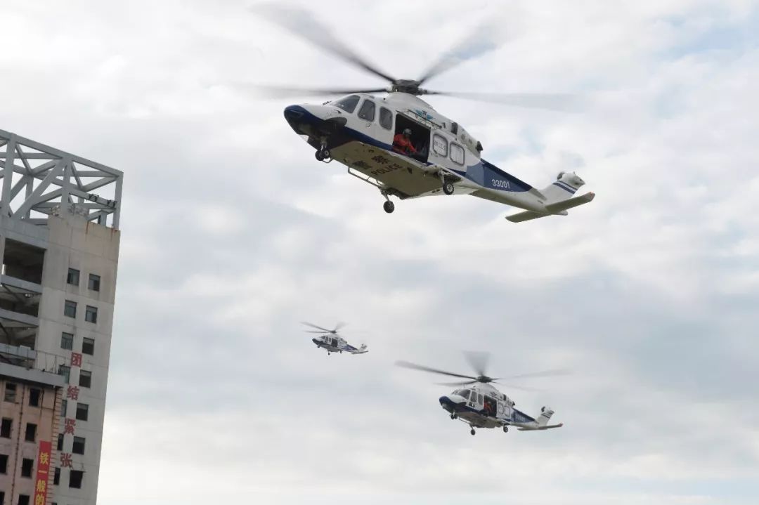 今天这是聚集了大批特警还有出动了直升机场面超燃