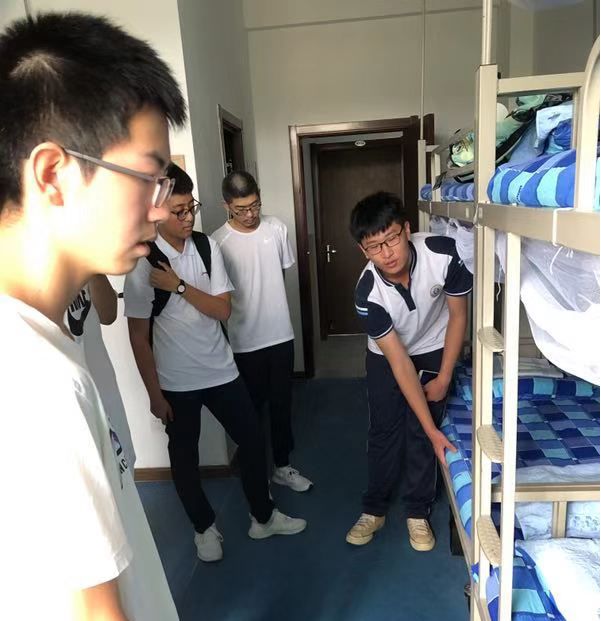学院的各位学长学姐来到教室,为大家讲解宿舍纪律以及清理内务的心得