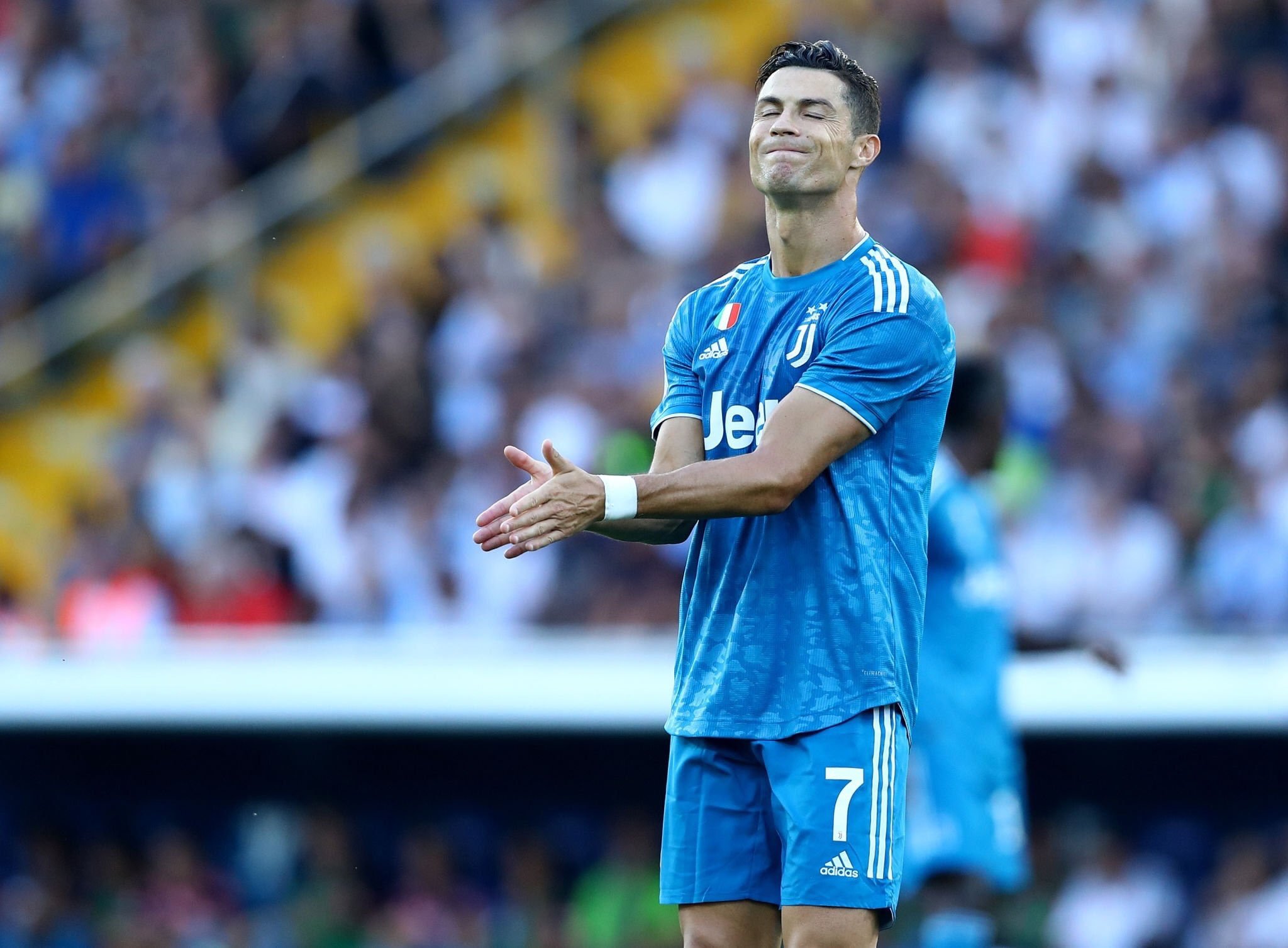 高清图:c罗击掌基耶利尼庆祝 进球被吹仰天长啸