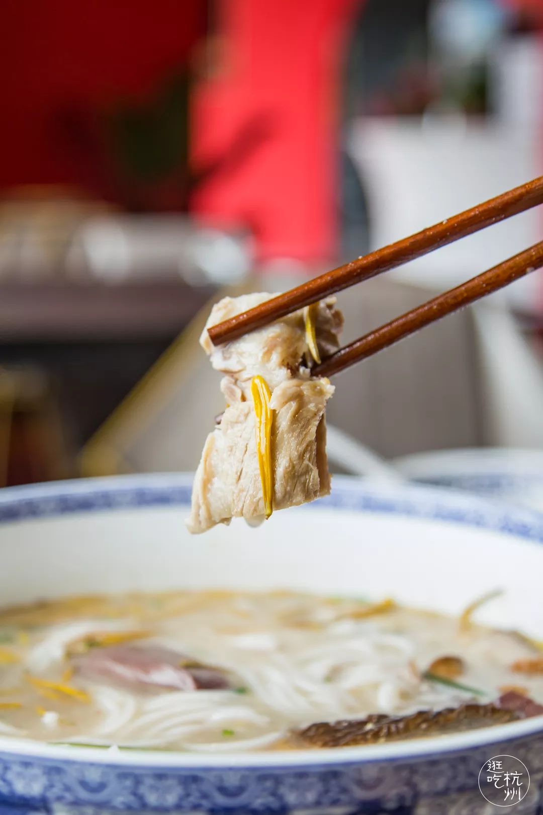 疯了一碗米线要卖200元要用22个碗装竟然还要让我吃虫子