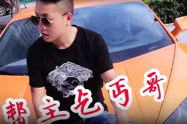 警方还发现,高某居然利用自己是网红的身份,多次接触