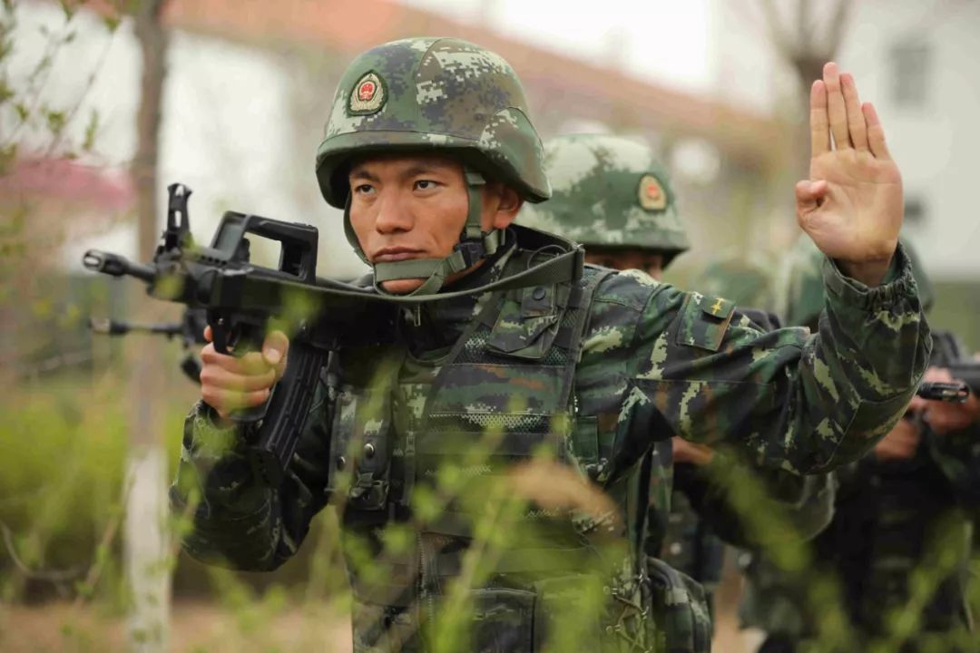 武警十大忠诚卫士李郁图片