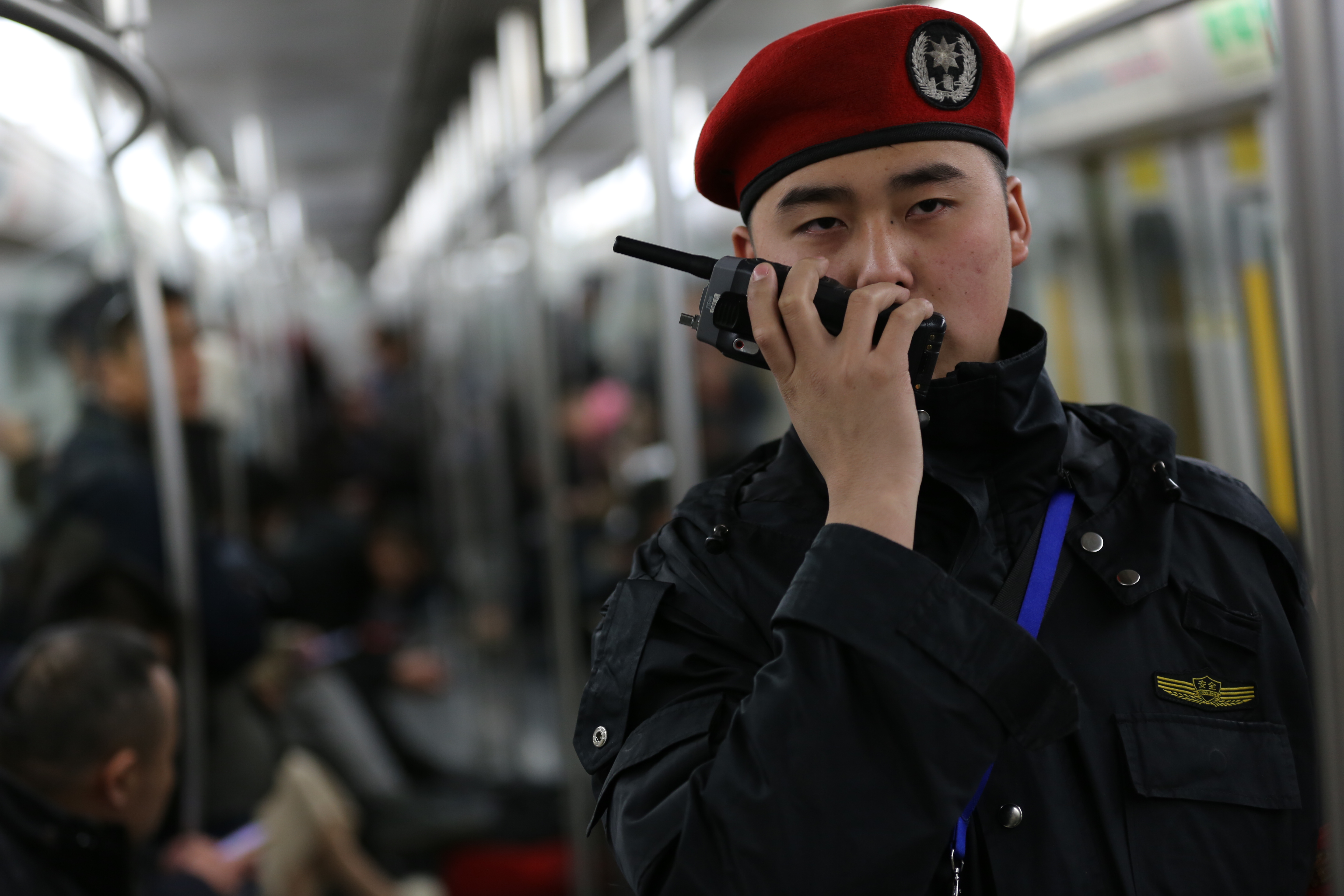 履职尽责挺身而出北京地铁乘务管理员全力保障乘客平安出行