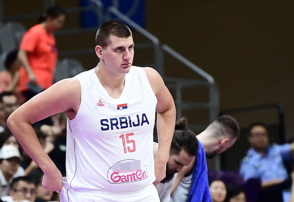 这么胖了?约基奇沈阳打比赛明显发福,网友:肚子比我还大