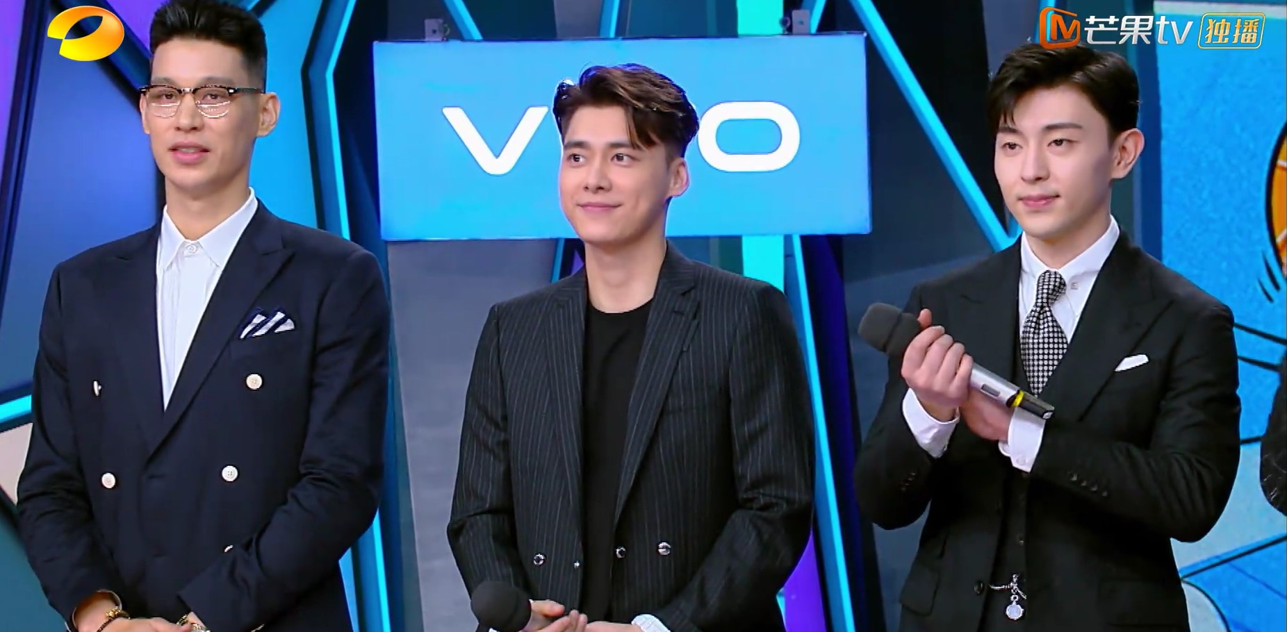 昨晚快本满屏都是大长腿李易峰邓伦竟然被嫌矮最高2米