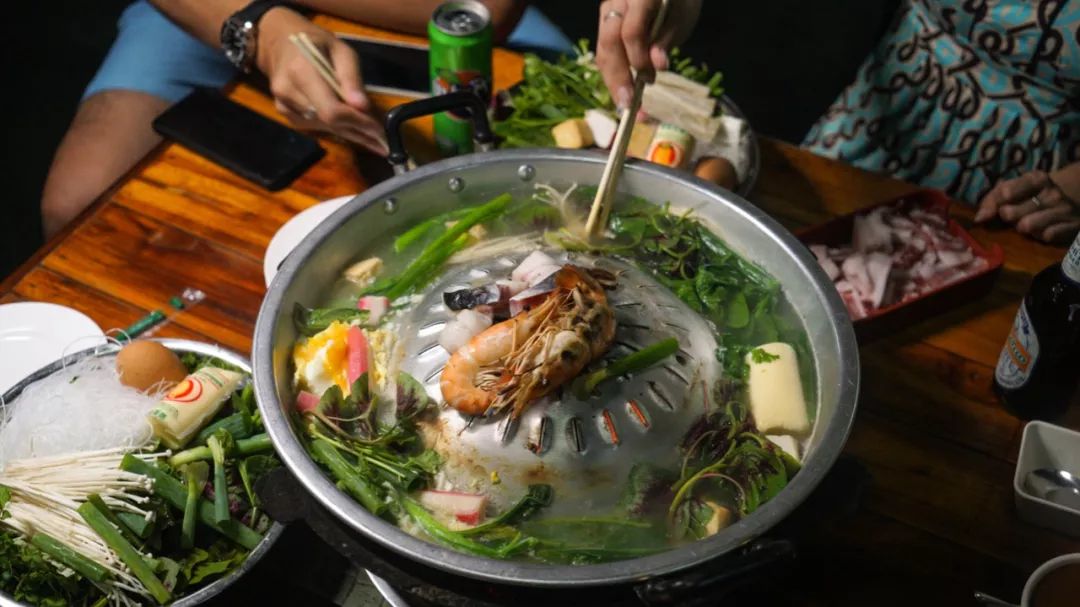 省西南与博胶省相接,东南与乌多姆塞省毗邻,西北与缅甸接壤,东北与