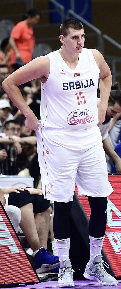 他的伯乐raznatovic也说,对于约基奇最初的印象是特别爱喝可乐的小孩