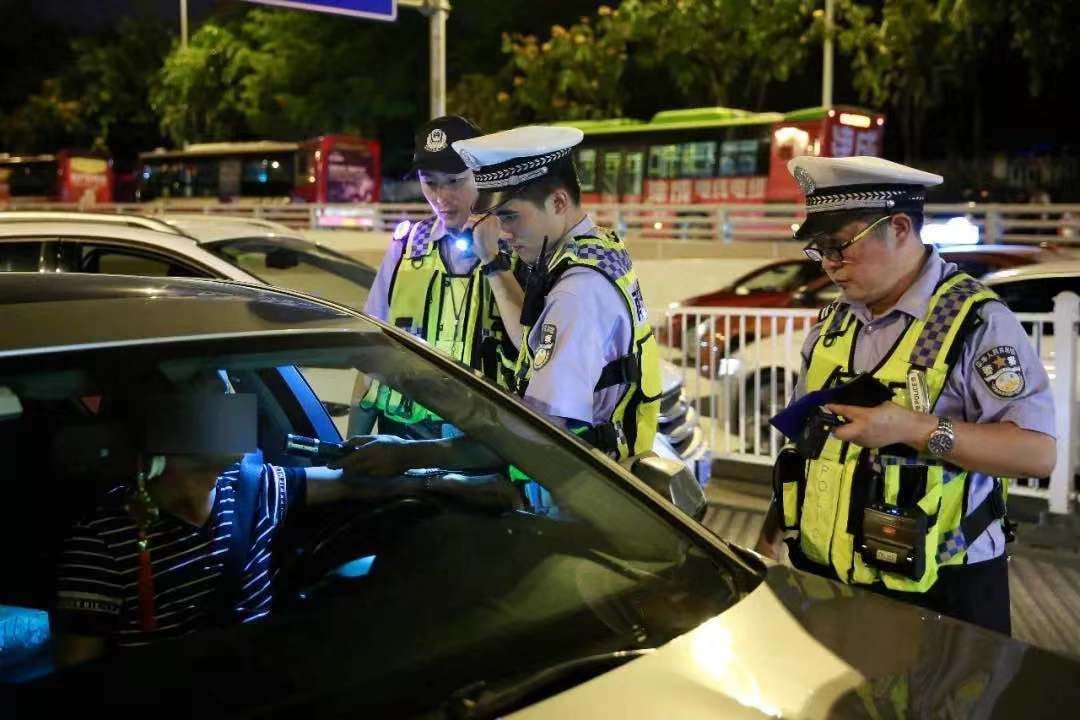 还敢南宁交警夜查60个醉猫被抓酒驾醉驾一律顶格处理