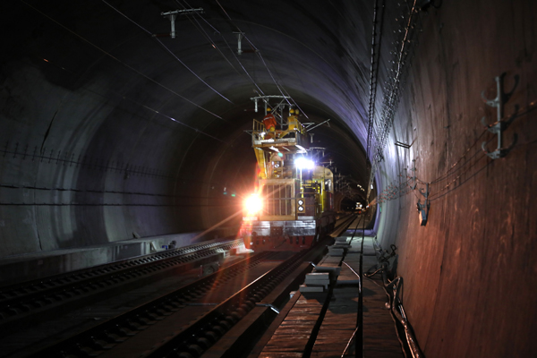 隧道内架设最后一根接触网导线京张高铁是我国"八纵八横"高速铁路主