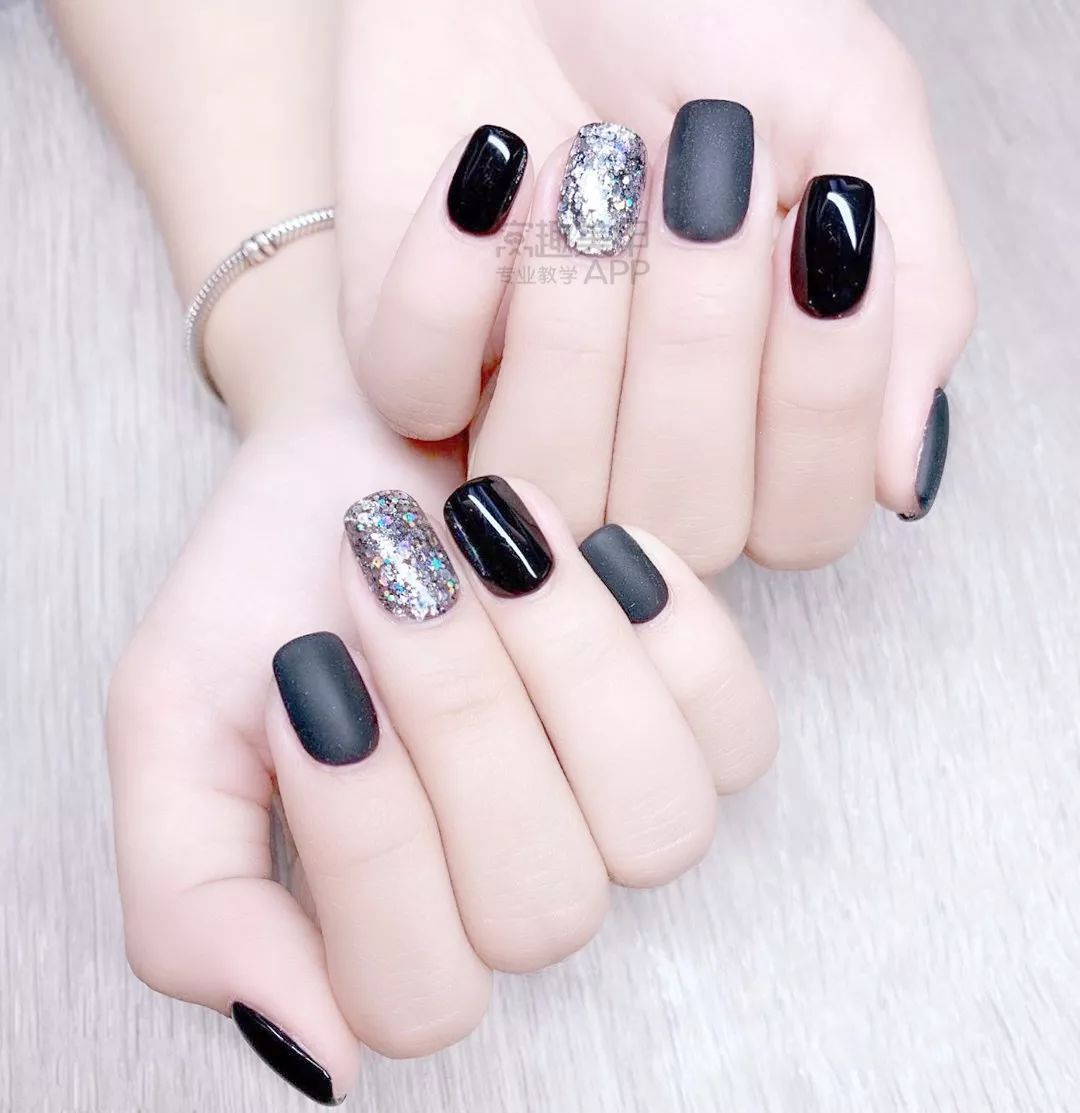 一定不能缺少的黑色系美甲