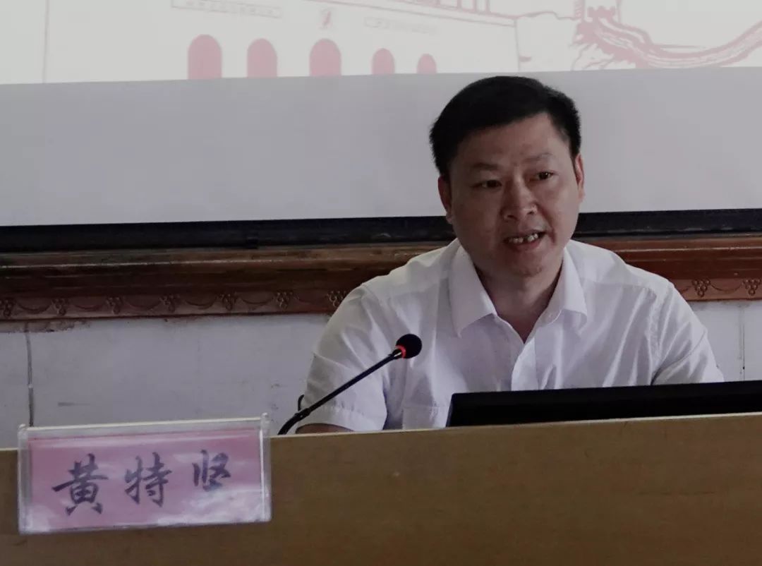 为第二期培训班作开班动员党委书记李振文为第一期培训班作开班动员一