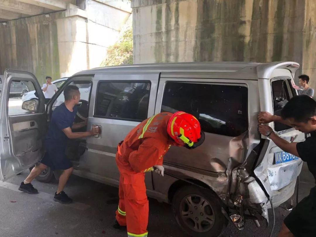 长岭前七号车祸图片