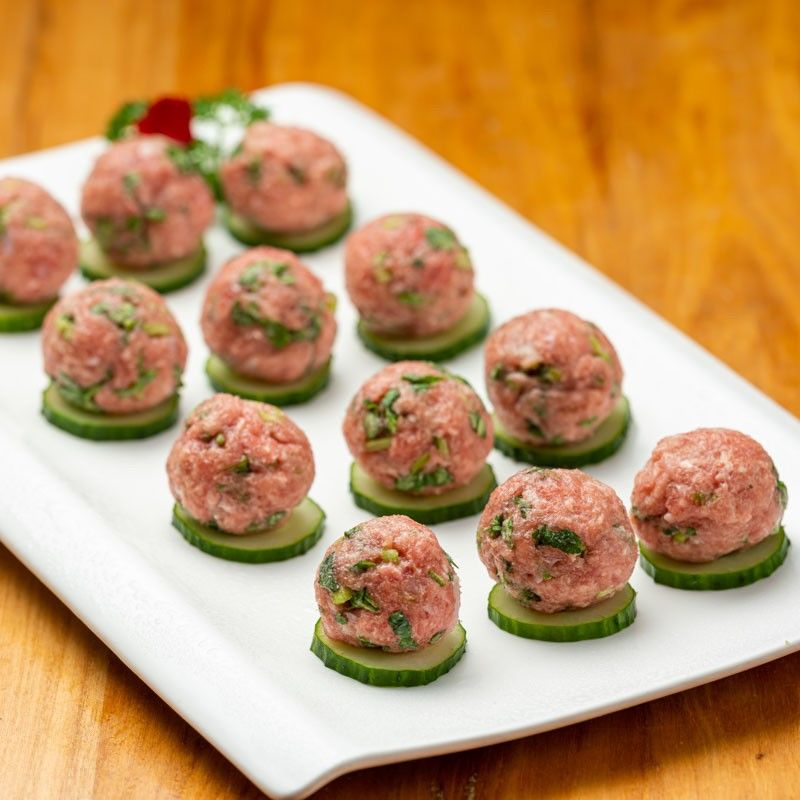 香菜羊肉丸每日都是新鲜打制,口感鲜软且不失弹力,加入香菜后既没有喧