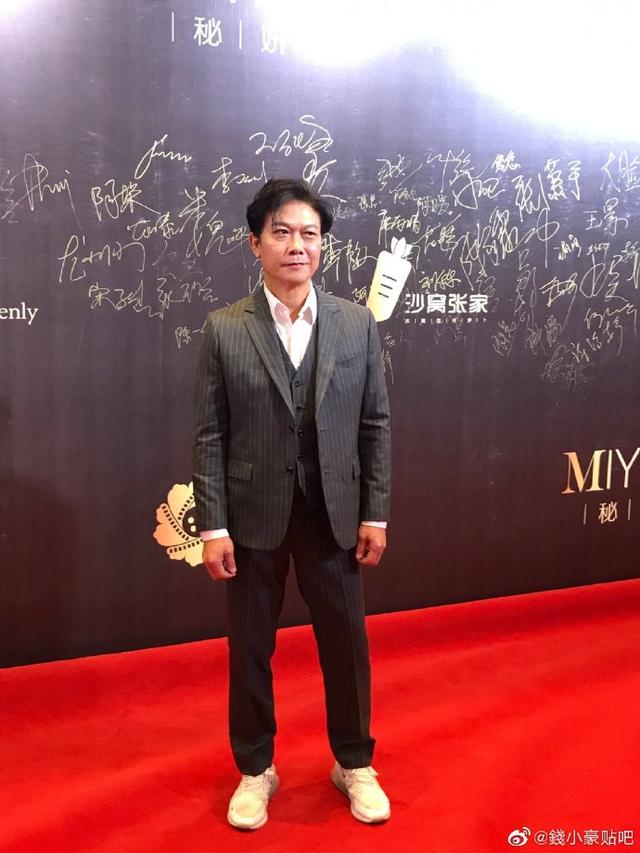 大儿子钱景峰已经跟随他拍了不少的电影作品,小儿子钱颖德则还在上学