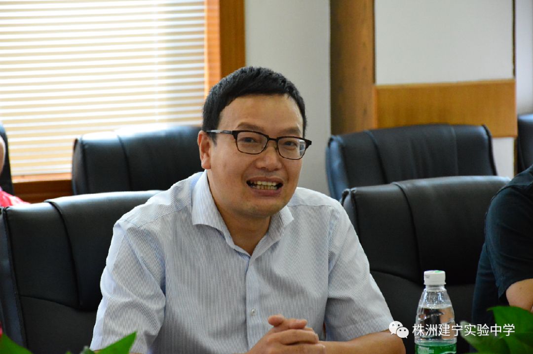 会议由周明副校长主持.