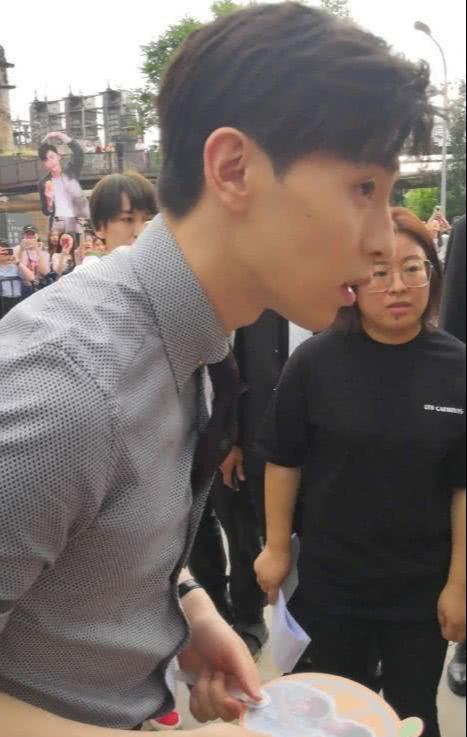原创自信的力量小哥哥邓伦素颜出镜被赞画面太美