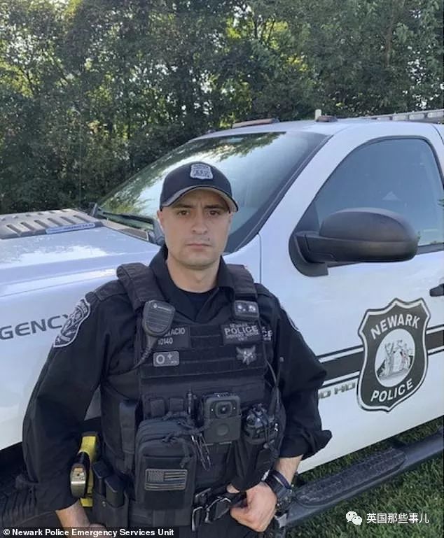 下面这个警察名叫jason inacio,在新泽西州当地警局工作:最近在美国