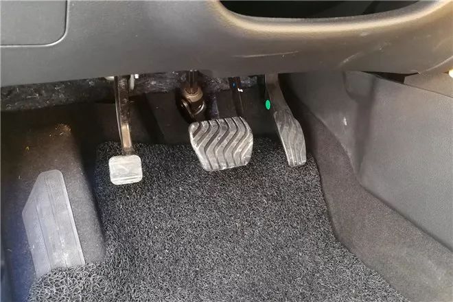 值得一提的是,新轩逸的驻车制动采用的是脚刹,虽然有点高,但是在停车