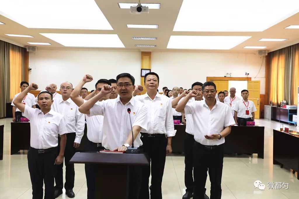 洪儒兵同志都匀市人民政府副市长职务; 曹漪同志都匀市人民政府副市长