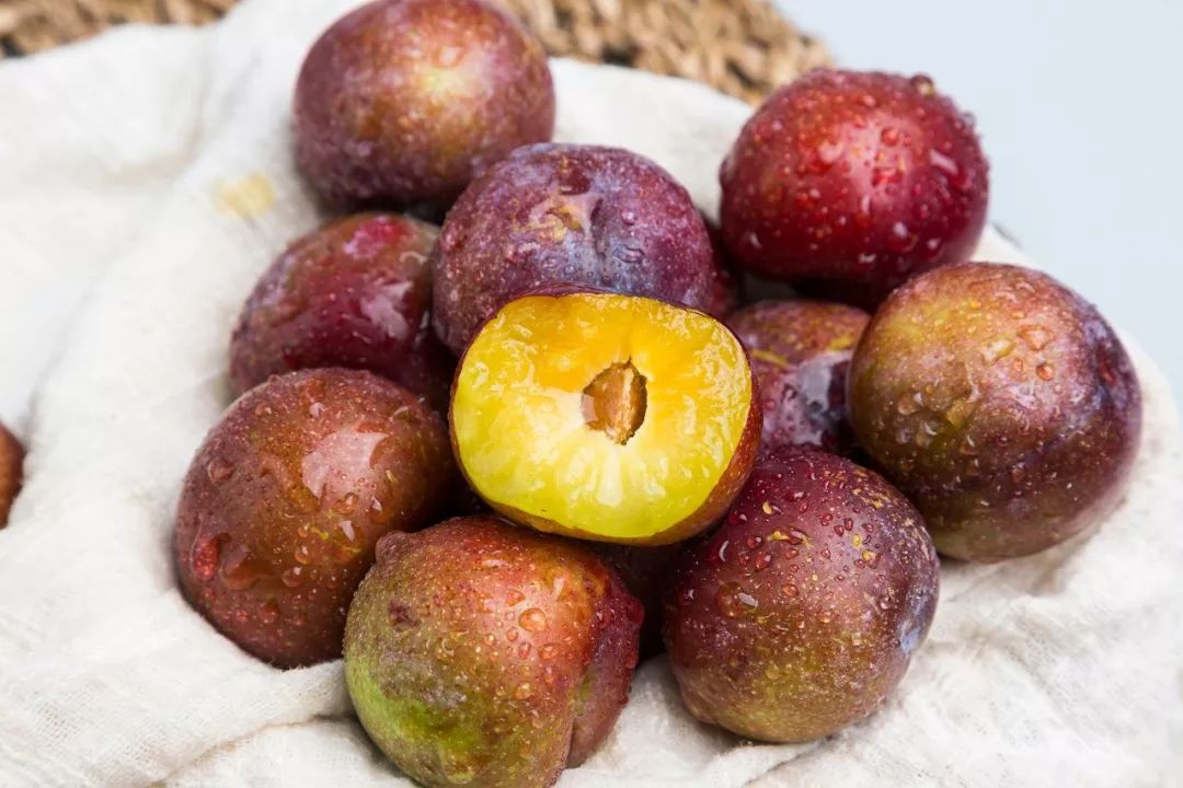 江湖人称"脱骨李"脆甜来袭!一口连吃20个,超过瘾!_李子