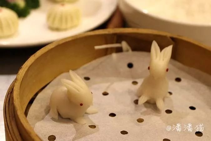 餐饮团队将格外制作中秋主题餐点,惟妙惟肖的玉兔造型点亮节日气氛