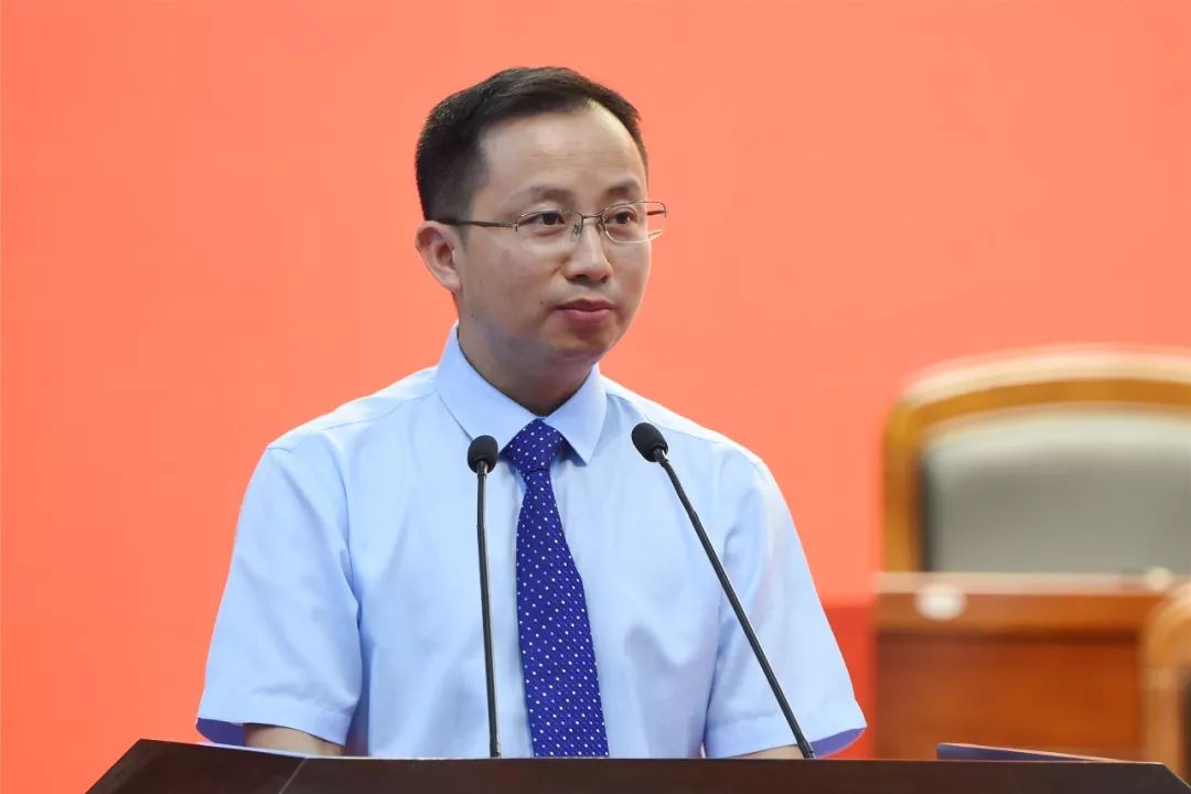 教师代表和学生代表发言董增川副校长主持开学典礼大会由副校长董增川