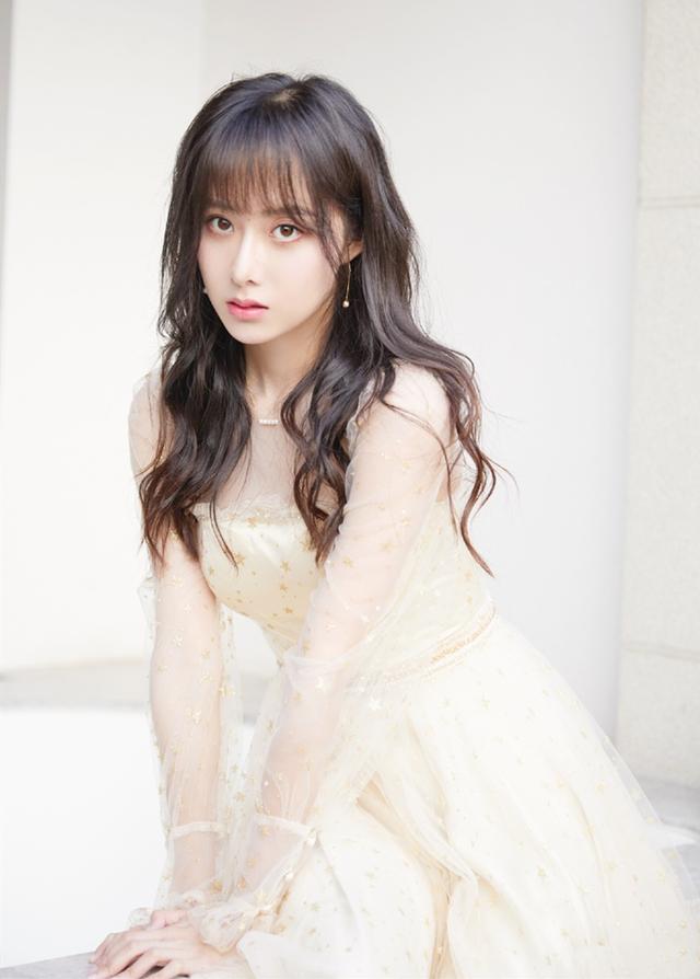 曹曦月穿一袭白裙仙气满满4种穿搭风格彰显清纯唯美气质