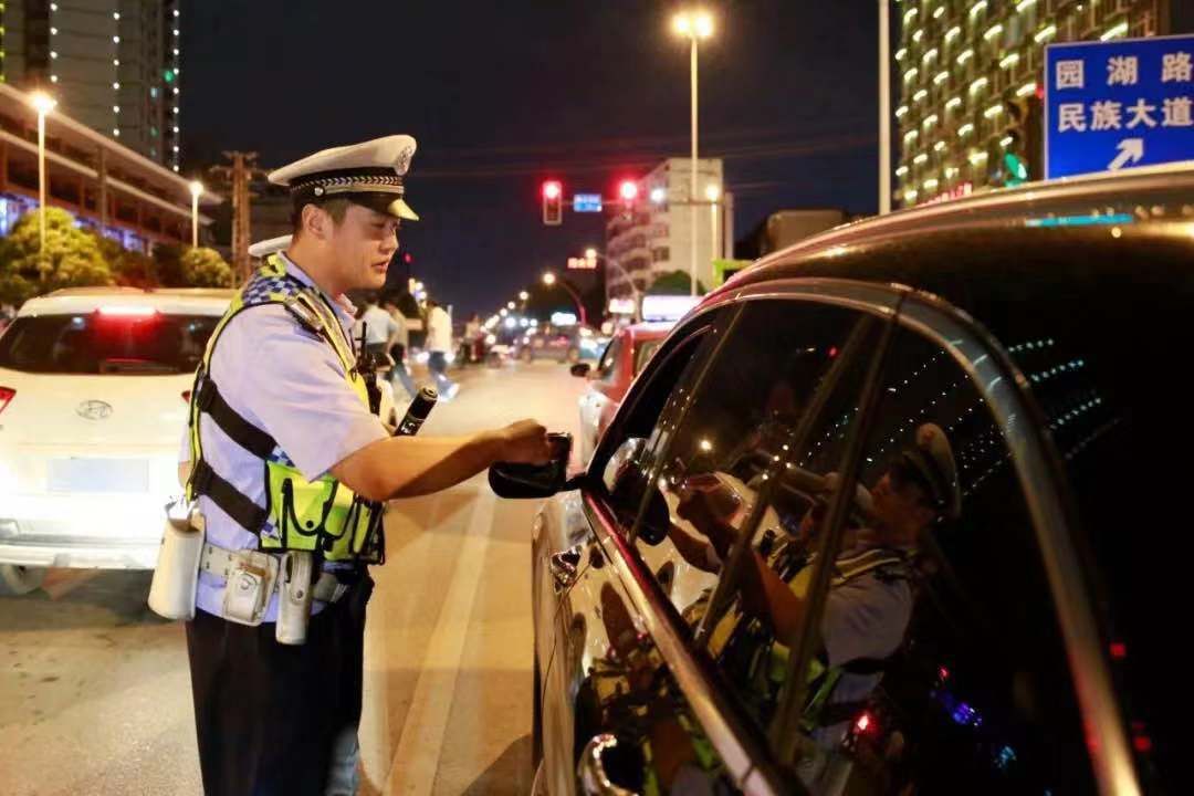 还敢南宁交警夜查60个醉猫被抓酒驾醉驾一律顶格处理