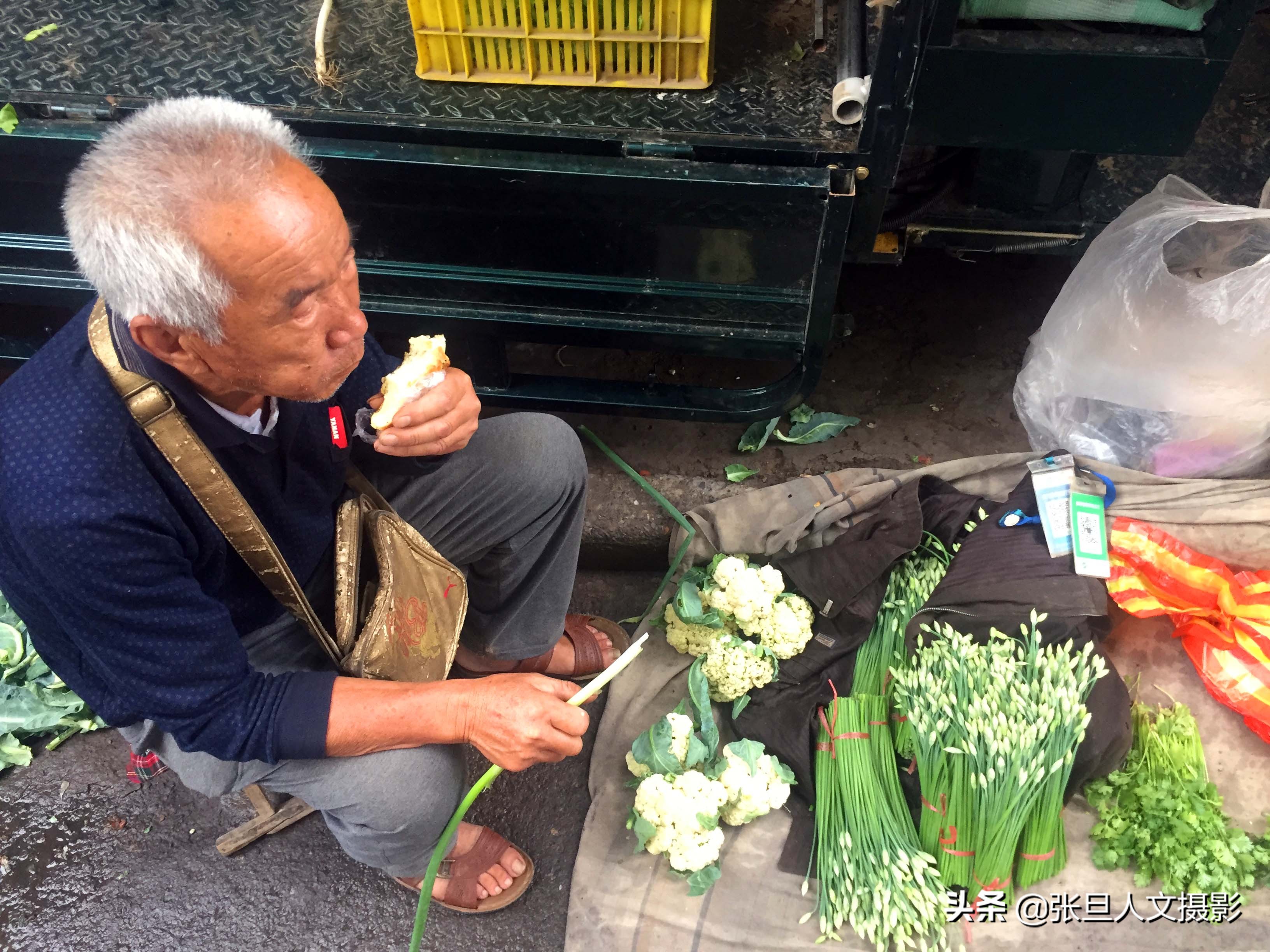 菜市场老人卖菜照片图片