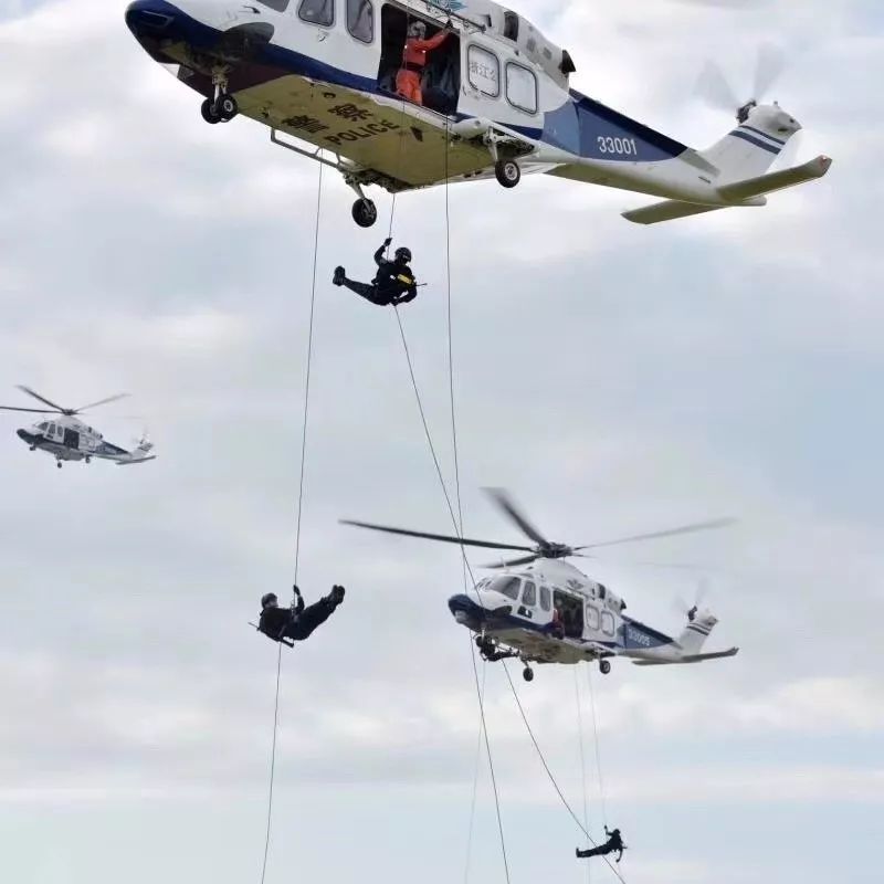 今天,这是聚集了大批特警,还有出动了直升机,场面超燃!_全省