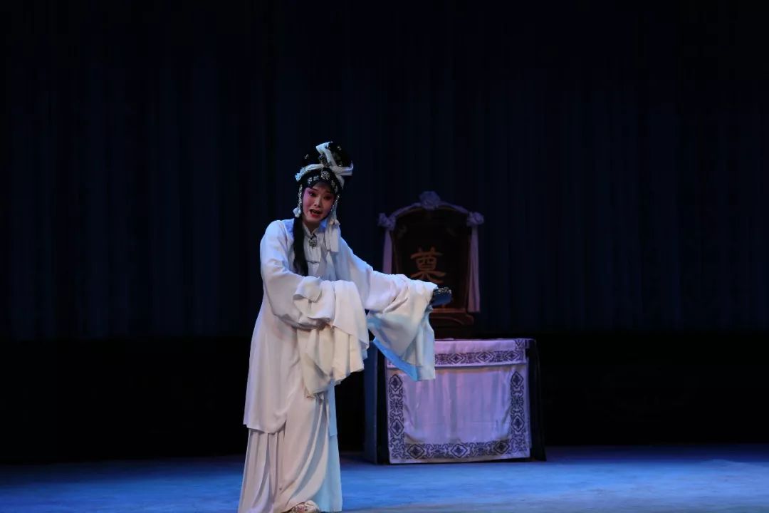 《劈棺惊梦》演出剧照 主演:杨叶《游西湖·杀生》演出剧照 主演:康逢