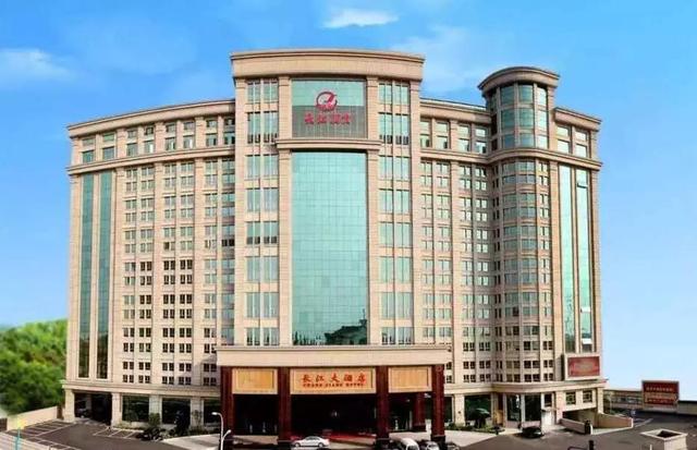 1987年开业的武汉长江大酒店就座落于航空路的转盘处,武汉市汉口繁华