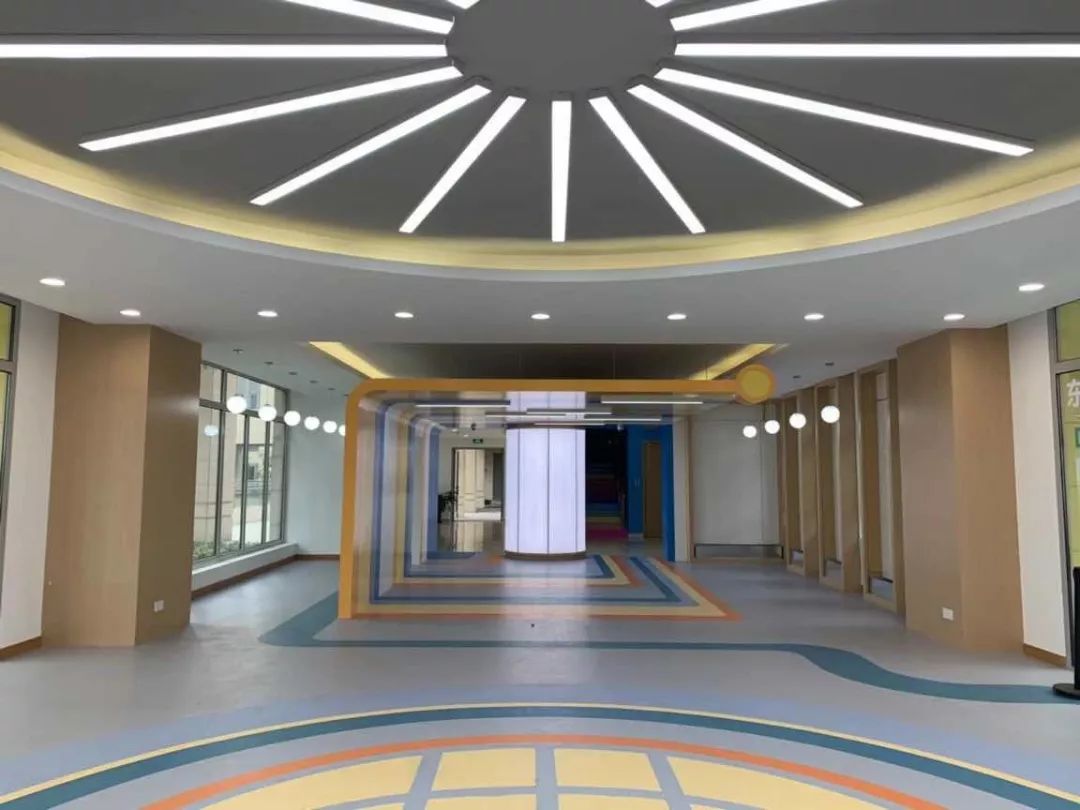 装修一新厅色彩鲜明的门厅,处处呈现的校园理念,充满趣味感的运动装置