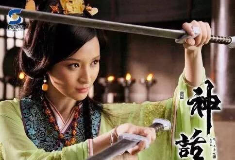 还有胡歌版本的《神话》,她一人分饰两角扮演虞姬,出场非常惊艳,颜值
