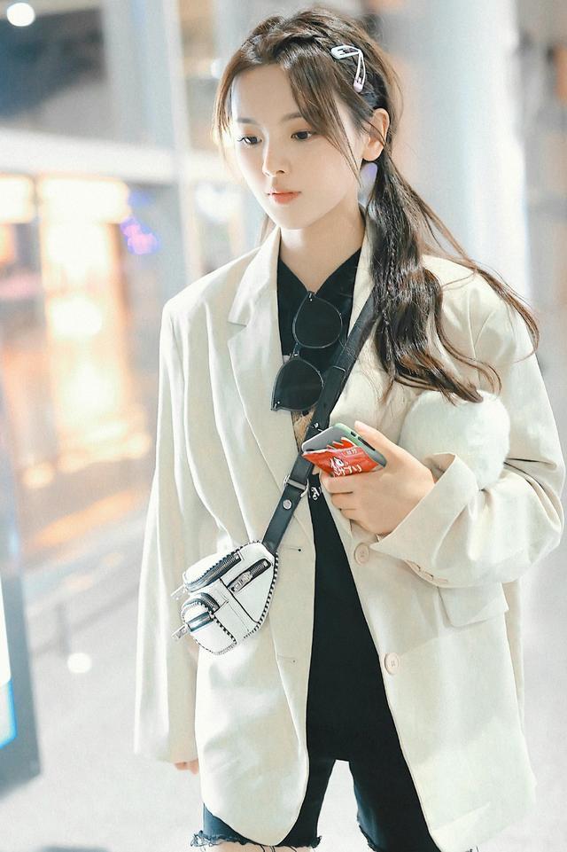 她高位出道却饱受争议,今穿宽松西装扎双马尾,颜值真的无可挑剔