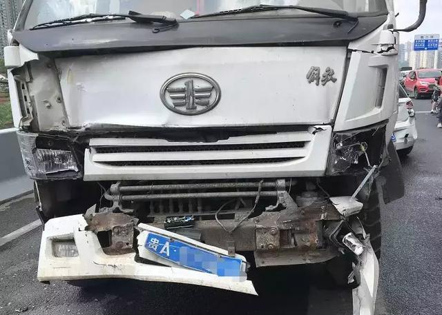 突发贵阳西二环大货车刹车失灵路面6车连撞宝马被两车挤压