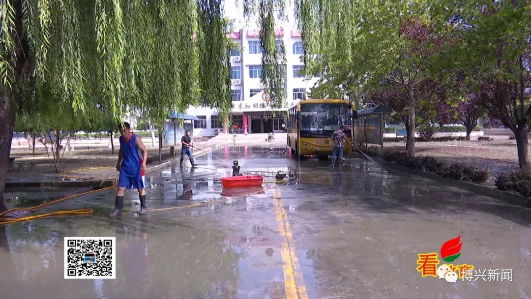跟县第六中学一样,湖滨镇柳桥中心小学校园内的积水也于8月22号晚全部