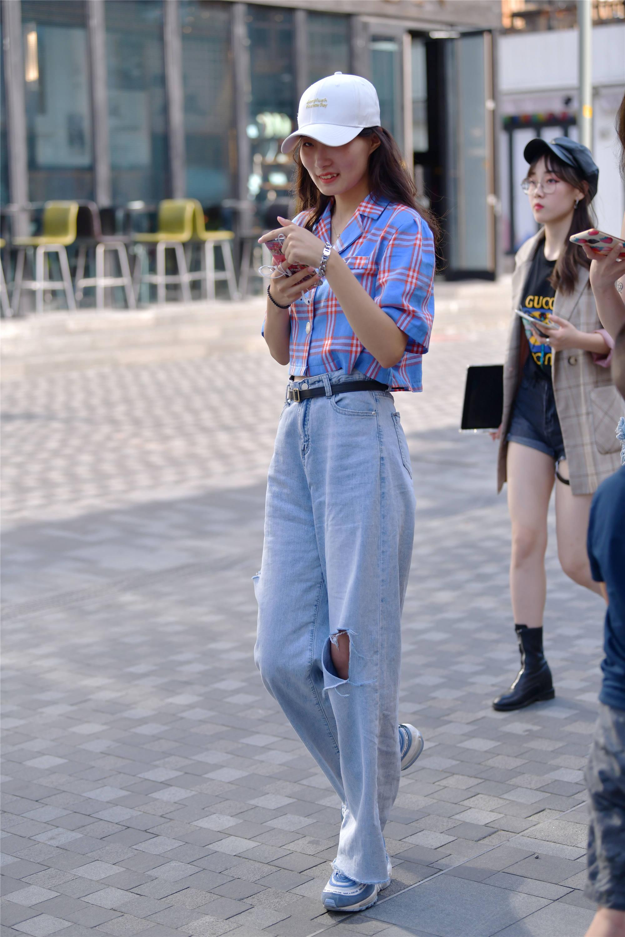 初秋时节,恰好是牛仔裤搭配的最佳时节,要选什么款式的牛仔裤呢