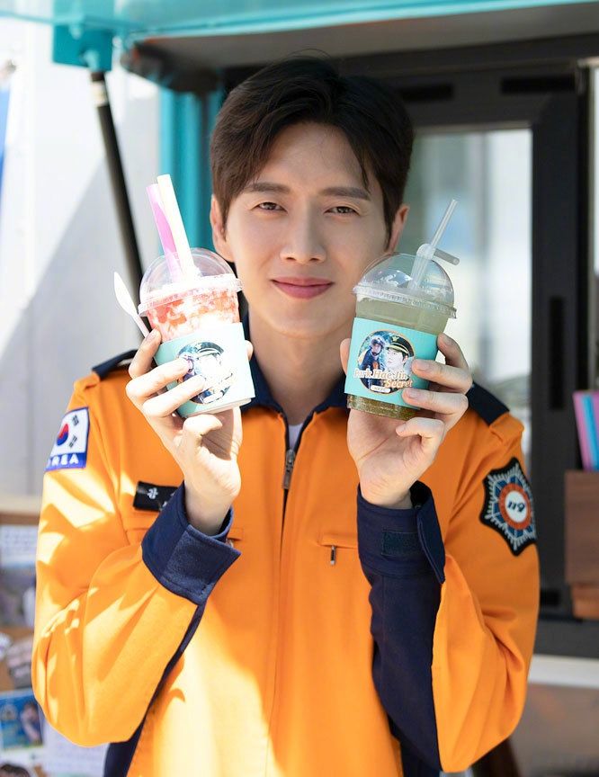 原创韩国男星朴海镇新剧照穿格纹大衣尽显暖男气质36岁帅到飞起