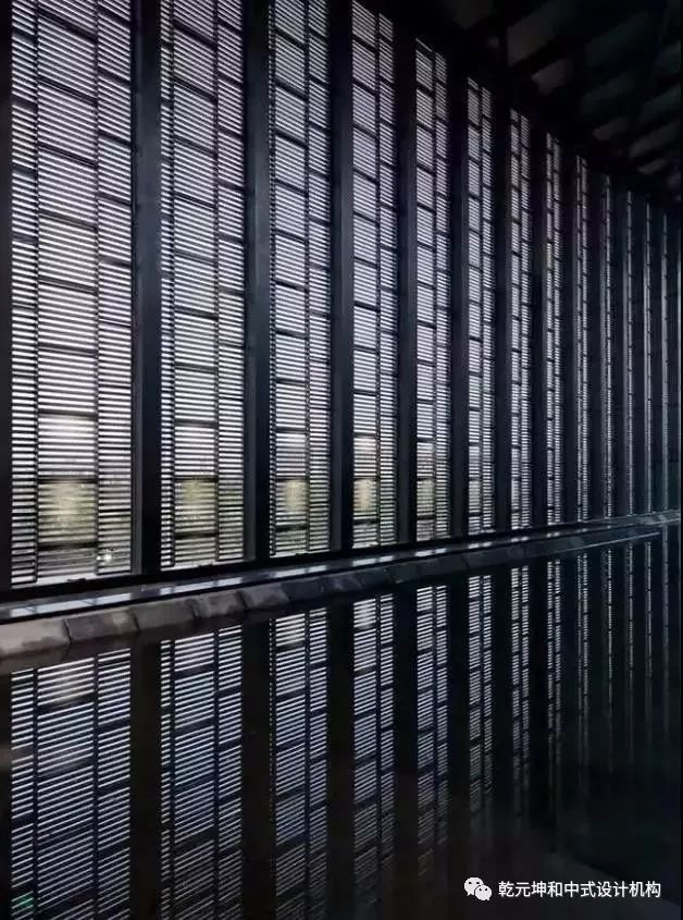 造型各异的格栅已经不仅仅作为简单的隔断作用,更作为装饰作用出现在