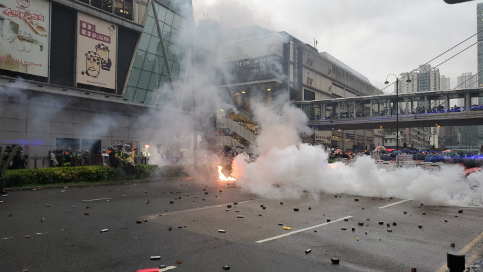 暴徒投掷汽油弹,打砸店铺,港警出动水炮车