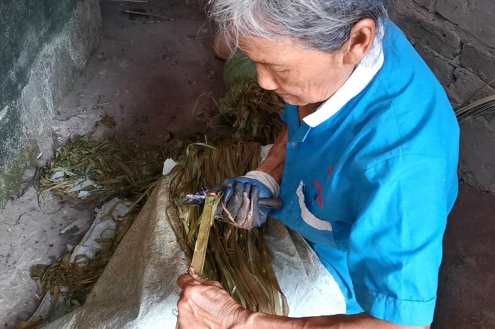 农村老奶奶挣钱不易,剥麻只为换钱补贴家用,一斤麻才卖9块钱